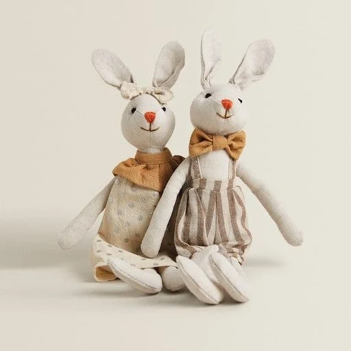 Handgefertigte Plüsch-Häschenpuppe mit floppy Ohren, gesticktem Gesicht und karierter Latzhose