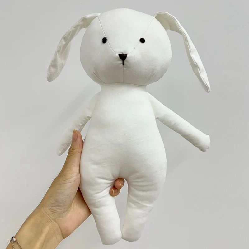 Handgefertigte Plüsch-Häschenpuppe mit floppy Ohren, gesticktem Gesicht und karierter Latzhose