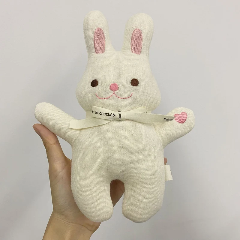 Handgefertigte Plüsch-Häschenpuppe mit floppy Ohren, gesticktem Gesicht und karierter Latzhose