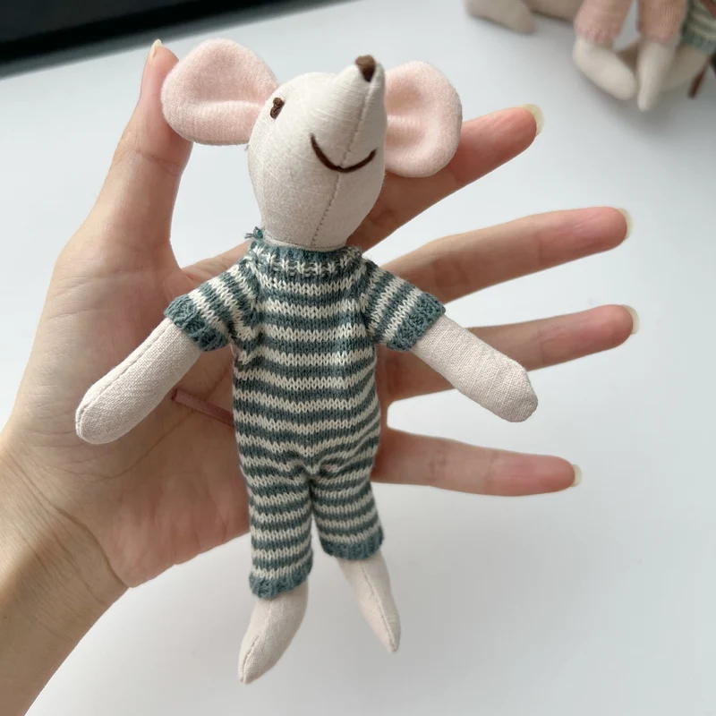 Handgefertigte Baumwollplüschmaus Puppe mit gehäkeltem Kleid