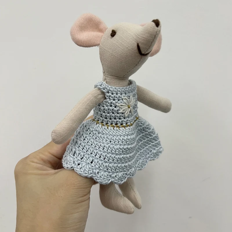 Handgefertigte Baumwollplüschmaus Puppe mit gehäkeltem Kleid