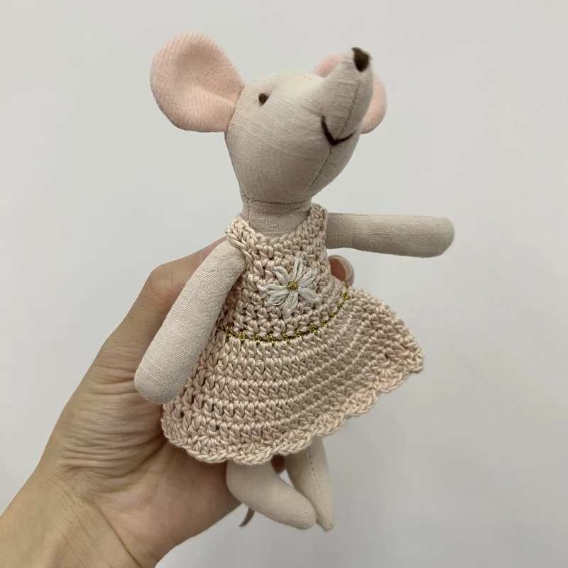 Handgefertigte Baumwoll-Plüschmaus Puppe mit gehäkeltem Kleid