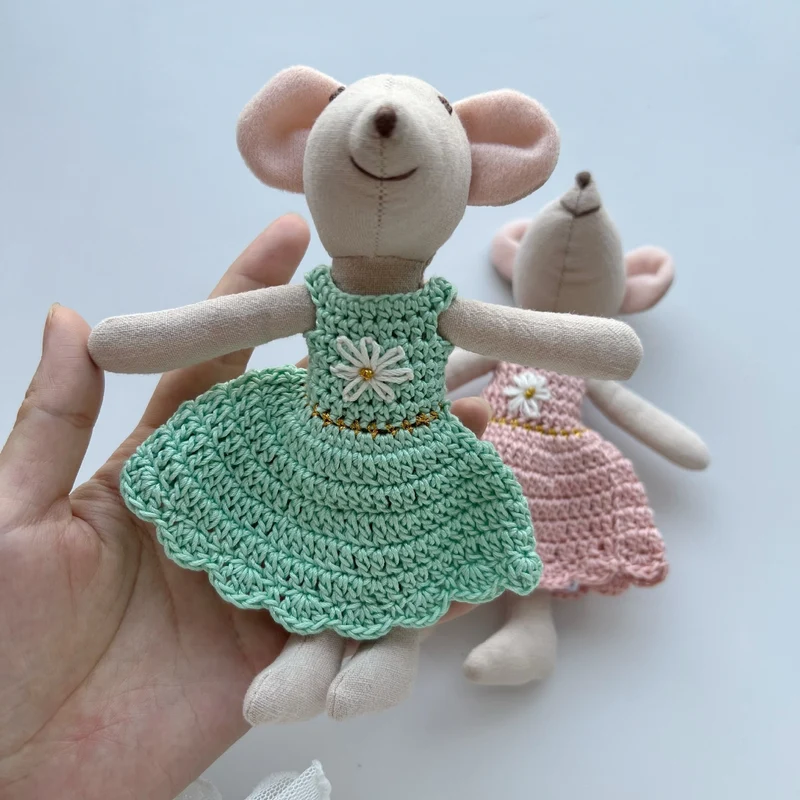 Handgefertigte Baumwolle Maus Puppe mit gehäkeltem Blumenkleid