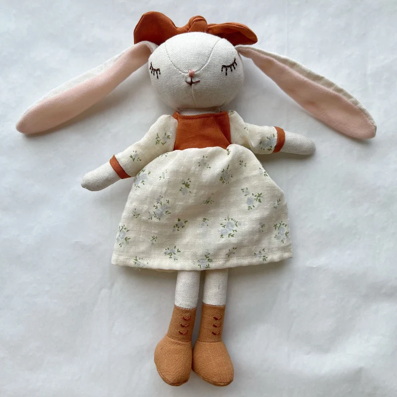 Handgefertigte Baumwolle Maus Puppe mit gehäkeltem Blumenkleid