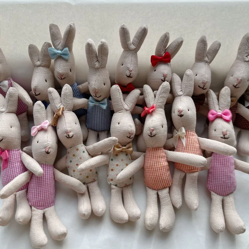 Handgenähte Leinen-Hasen-Schnuffeltuch-Puppe mit Karo-Taschenkleid