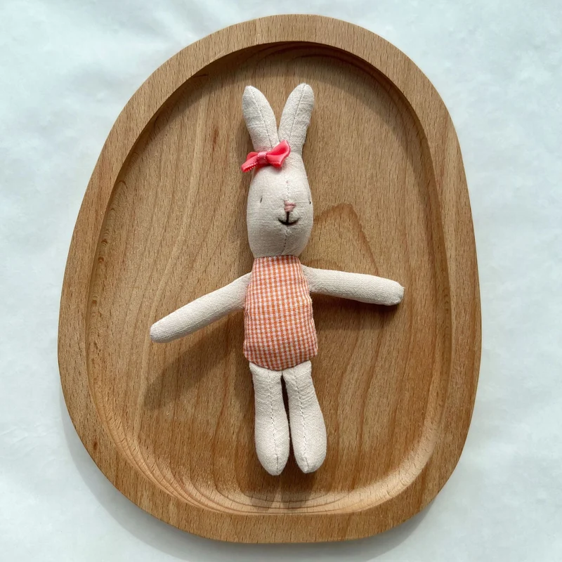 Handgenähte Leinen-Hasen-Schnuffeltuch-Puppe mit Karo-Taschenkleid