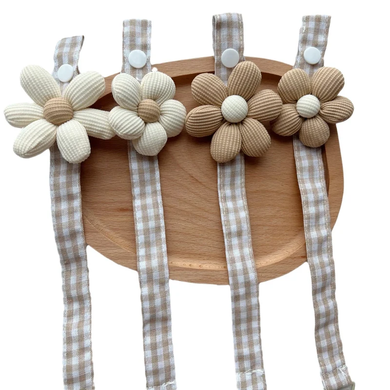 Karo Baumwolle Schnullerband mit gepolstertem geripptem Blumenmotiv und Schnellverschlussclip