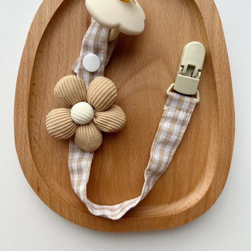 Blumenkleidungs-Schnullerclip mit Gingham-Baumwollgurt