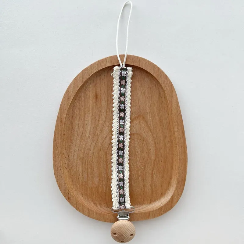 Blumenbestickte Spitzen-Schnuller- und Beißring-Holzklammer