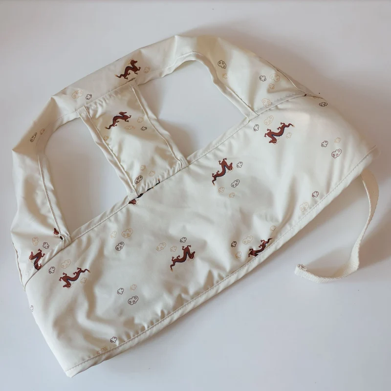 Gepolsterter Baby-Lätzchen mit Halsband und Bindegurt