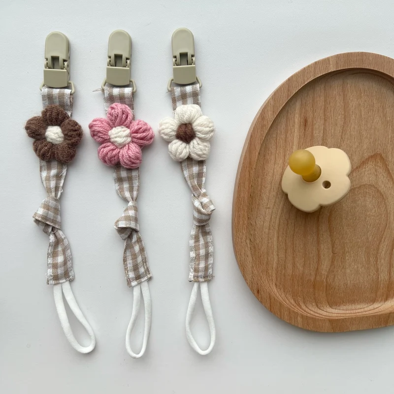 Schnuller- und Beißringclip mit Holz-Sicherheitsclip und gehäkelter Blume