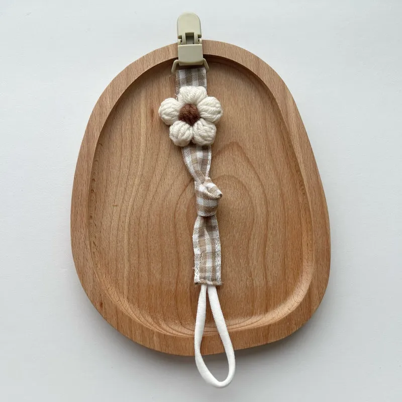 Schnuller- und Beißringclip mit Holz-Sicherheitsclip und gehäkelter Blume