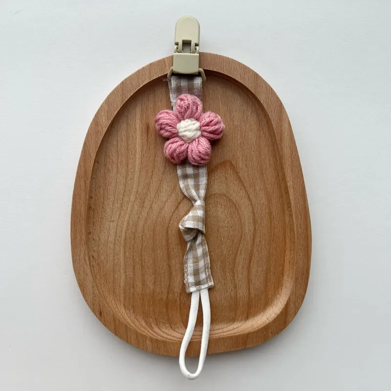 Schnuller- und Beißringclip mit Holz-Sicherheitsclip und gehäkelter Blume