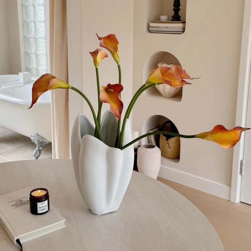 Moderne von Blumen inspirierte Dekovase