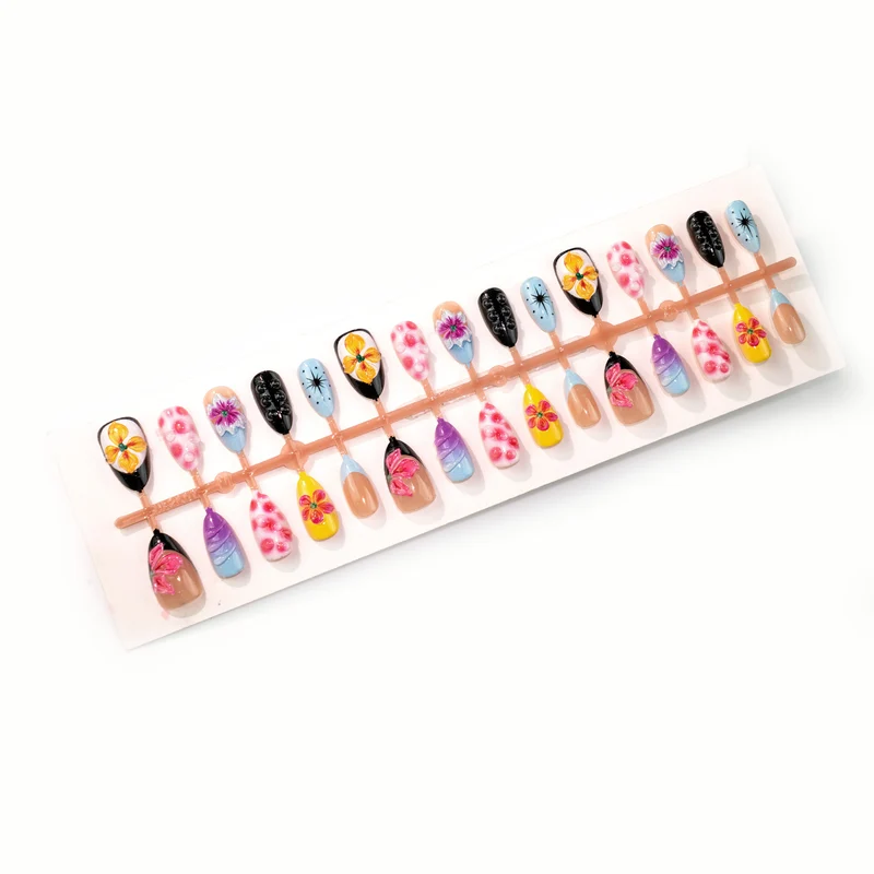 Künstlerische, floral gestaltete Press-On Nagelkollektion