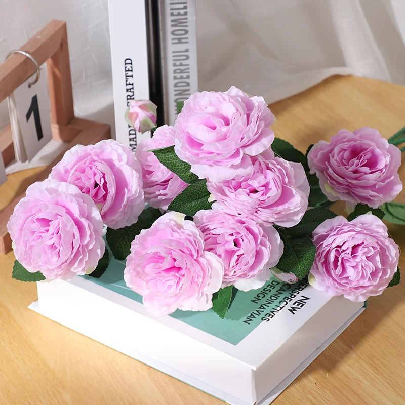 Lebensechtes dekoratives Blumenarrangement