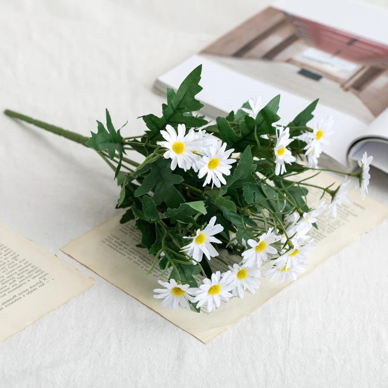 Lebensechte Gänseblümchen-Blumenstiel-Anordnung