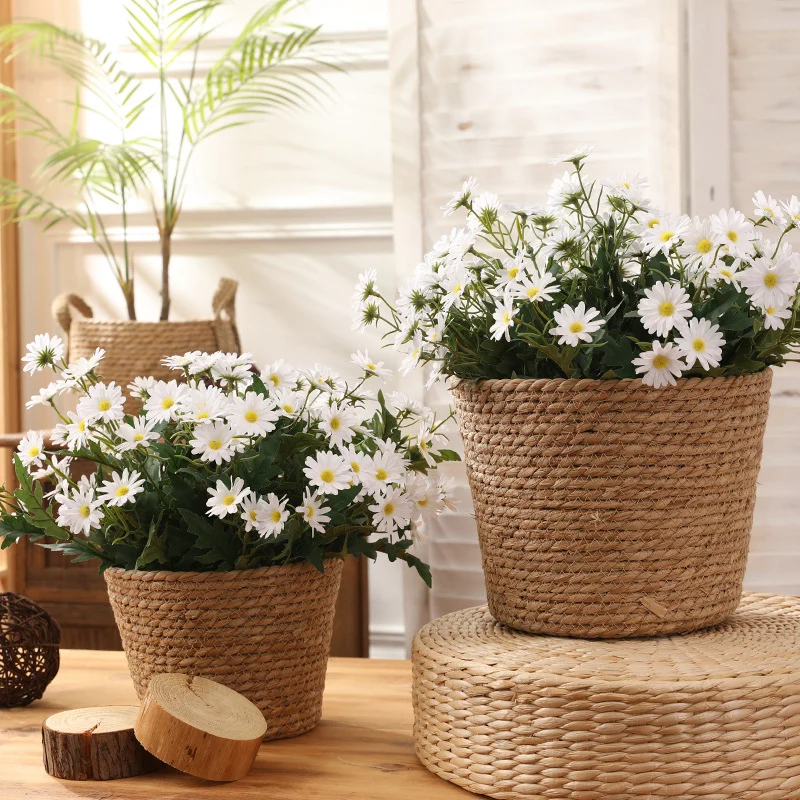 Lebensechte Gänseblümchen-Blumenstiel-Anordnung