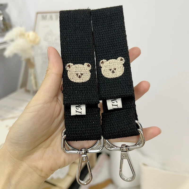 Abnehmbare gewebte Tasche mit gesticktem Bären und silbernen Drehclips
