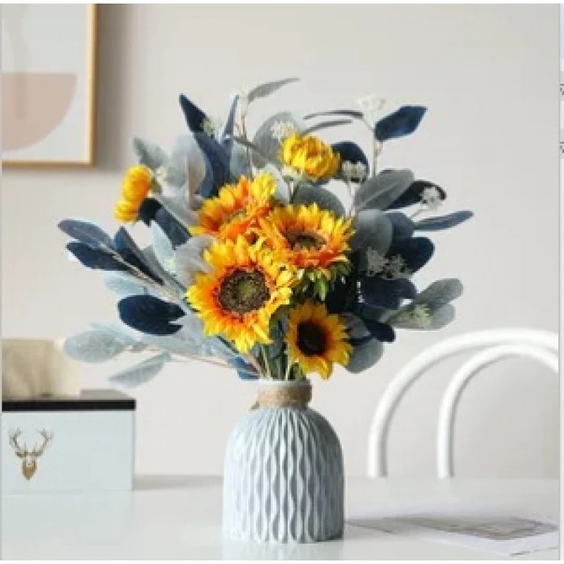 Elegante Sonnenblumen- und Eukalyptus-Blumenarrangement