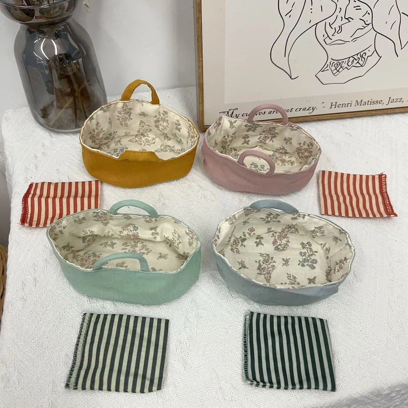 Miniature Leinenpuppe Bucket Hat mit floralem Futter und Trageschlaufe oben