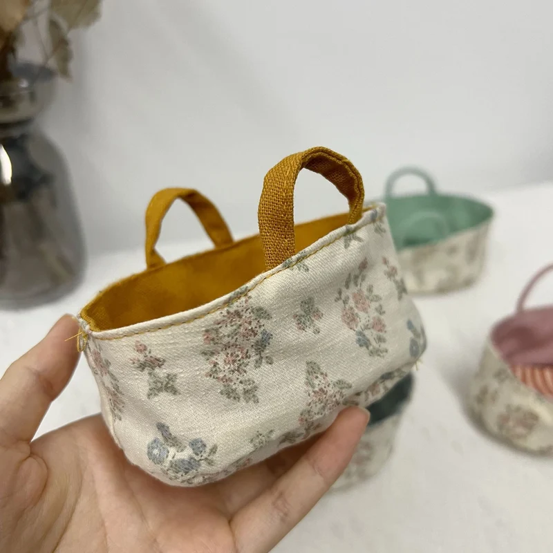 Miniature Leinenpuppe Bucket Hat mit floralem Futter und Trageschlaufe oben