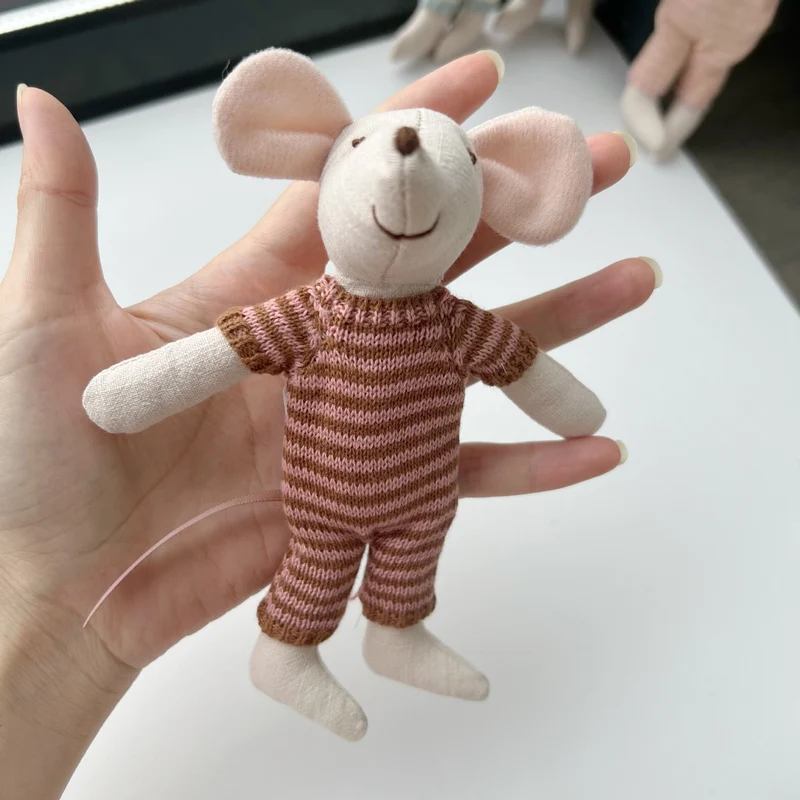 Miniatur handgenähte Leinenmaus Plüschtier mit gehäkeltem Kleid