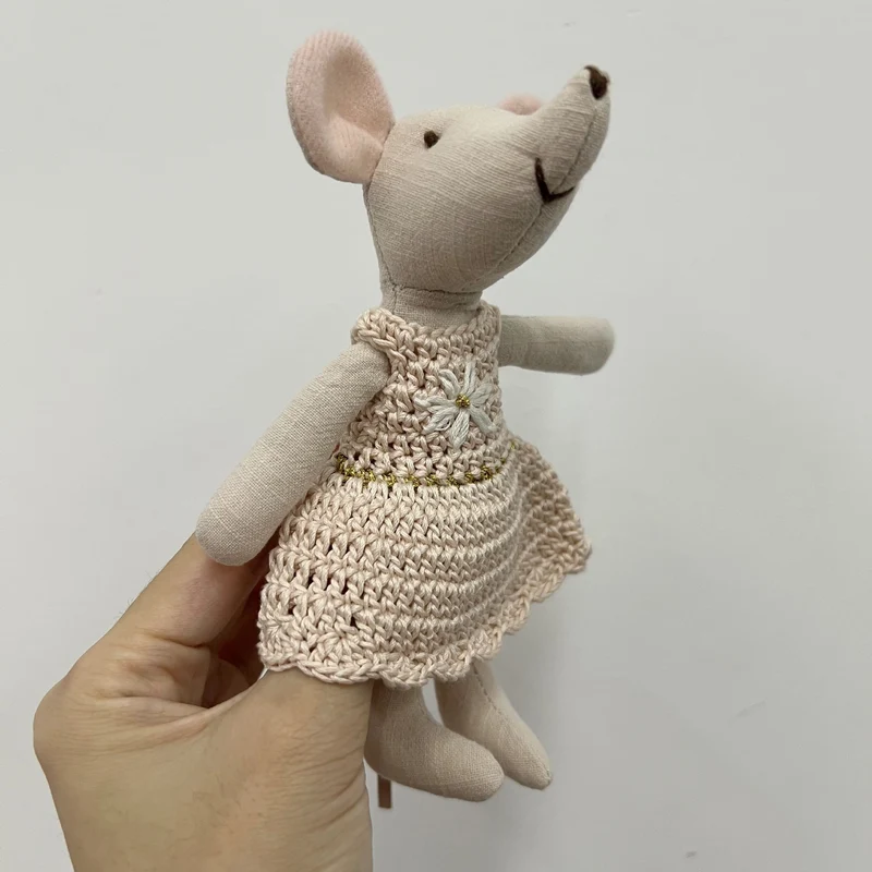 Miniatur handgenähte Leinenmaus Plüschtier mit gehäkeltem Kleid