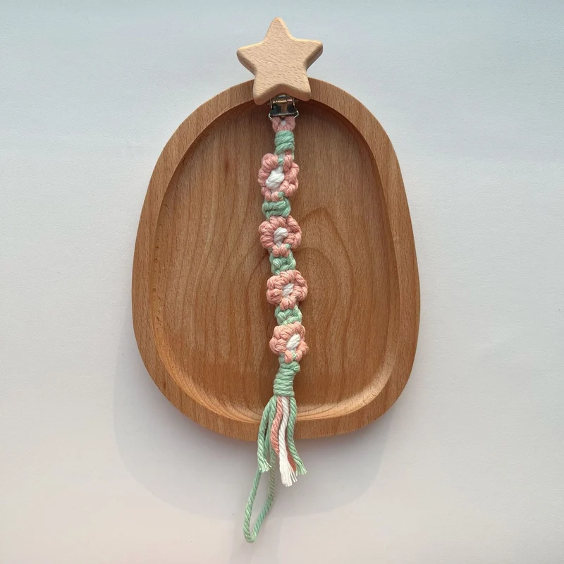 Makramee Kinderwagen- und Schnuller-Lanyard mit Holzstern-Clip