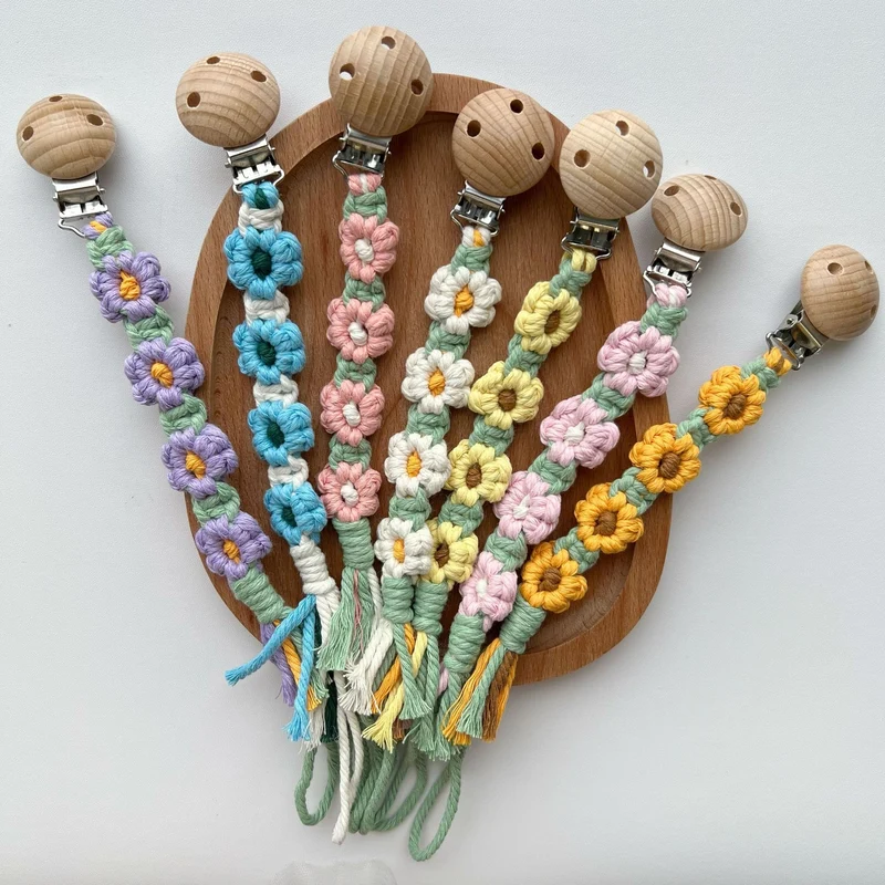 Makramee Blumen Schnullerclip mit Holz-Sicherheitsklammer