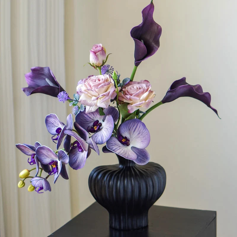 Elegante gerippte Keramikvase