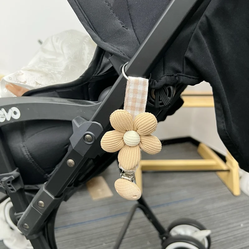 Baumwolle Gingham Strap Schnullerclip mit gepolstertem Blumenschlafsack und Holz-Sicherheitsklammer
