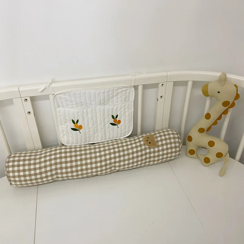 Langes Gingham Wiegenstützkissen für die Babyzimmerunterstützung