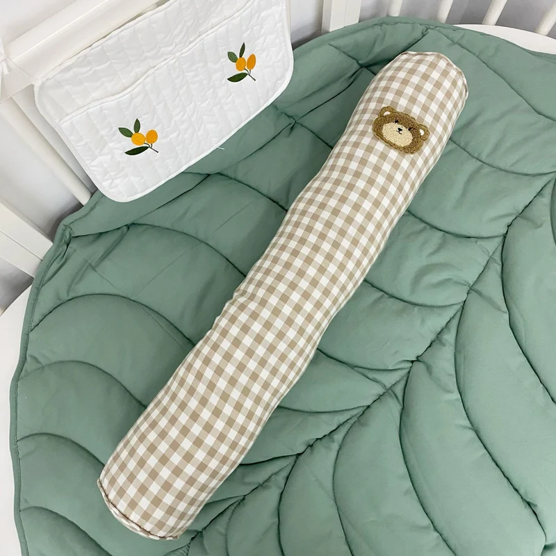 Langes Gingham Wiegenstützkissen für die Babyzimmerunterstützung
