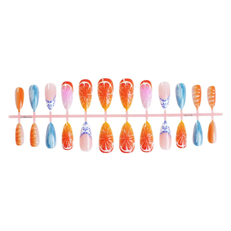 Künstlerisches Blumendesign und geometrisches Press-On-Nagelset