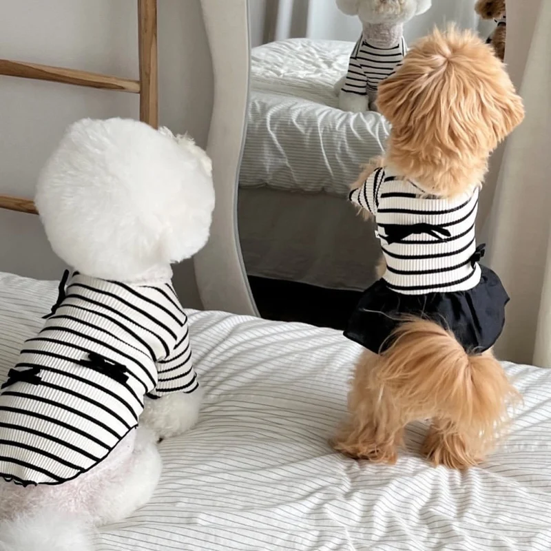 Rippstrick gestreiftes Strick-Hundekleid mit Rüschensaum & Akzent