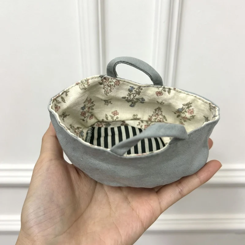 Kleine Leinen-Kosmetiktasche mit floralem Baumwollfutter