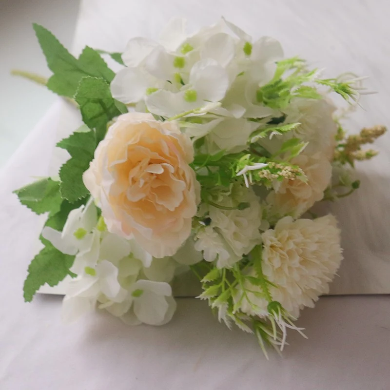 Künstliches Blumenarrangement