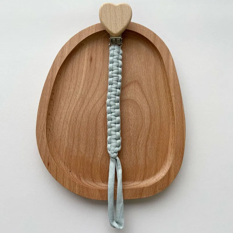 Geflochtener Baumwoll-Schnuller- und Beißring-Clip mit herzförmiger Holz-Sicherheitsklemme