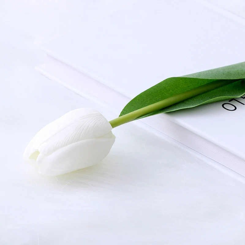 Realistische Tulpenblütenstängel