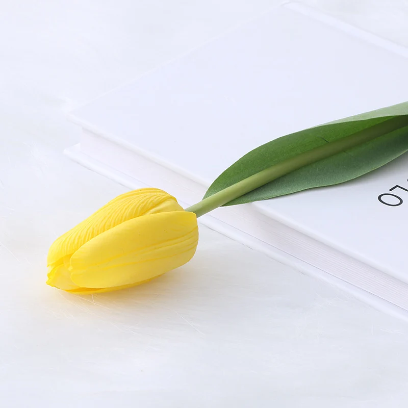 Realistische Tulpenblütenstängel