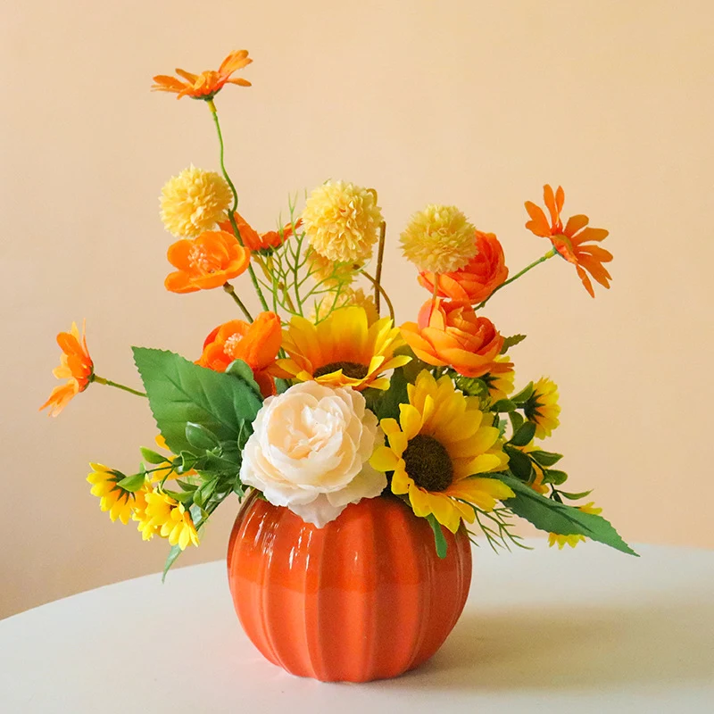 Dekorativer Blumengebinde mit keramischen Akzenten