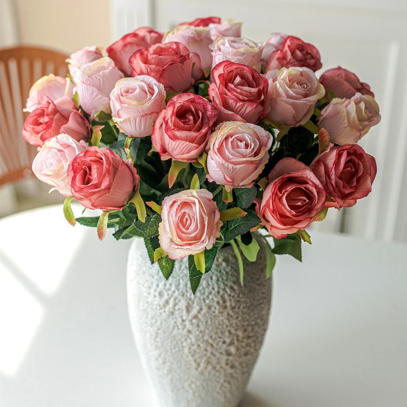 Dekorative Blumenarrangement für die Inneneinrichtung