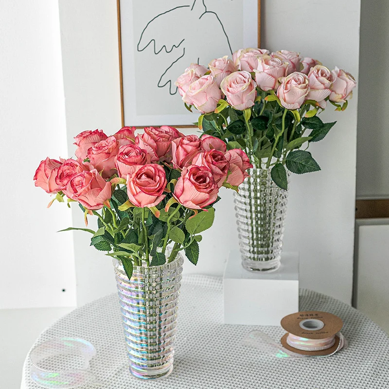 Dekorative Blumenarrangement für die Inneneinrichtung