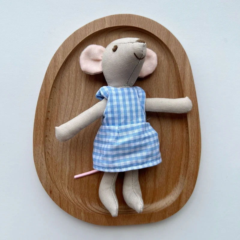 Handgefertigter Organic Cotton Langbein Bunny Plüsch mit besticktem Overall