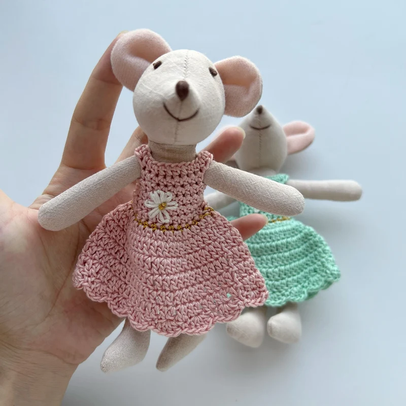 Handgefertigter Organic Cotton Langbein Bunny Plüsch mit besticktem Overall