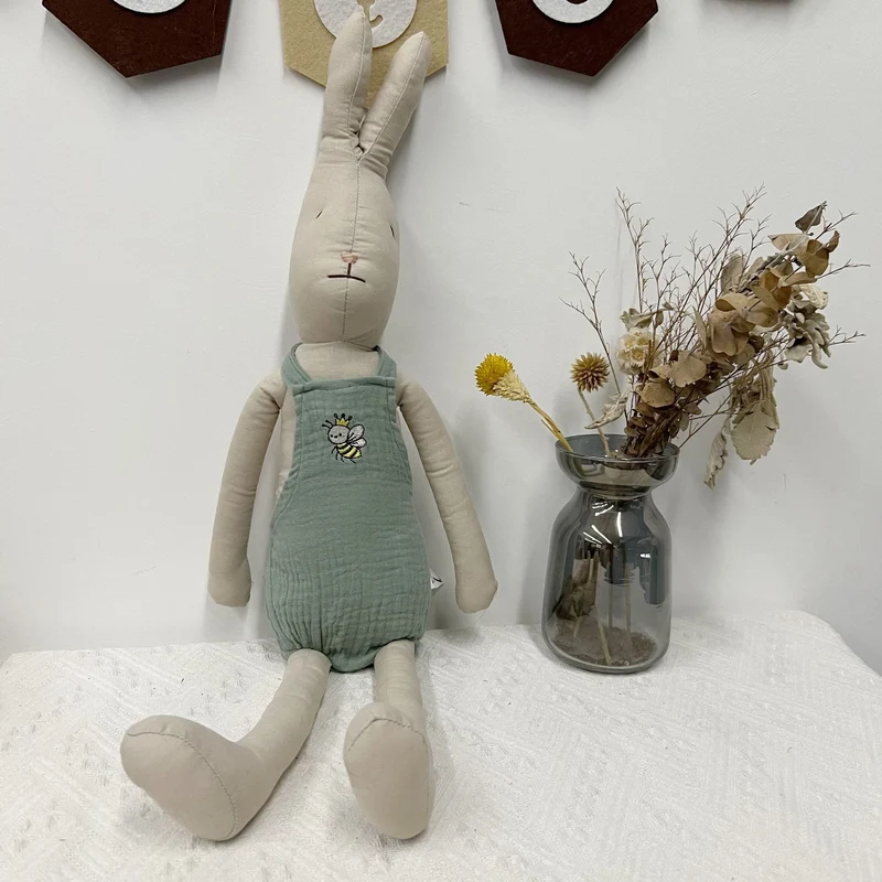 Handgefertigter Organic Cotton Langbein Bunny Plüsch mit besticktem Overall
