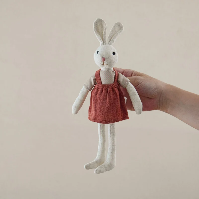 Handgemachte Leinen-Plüsch-Hasenpuppe mit Fliege und abnehmbaren Latzhosen