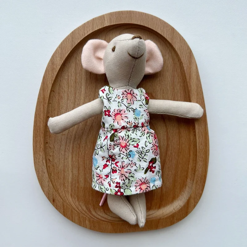 Handgemachte Leinenmaus Puppe mit abnehmbarem Karodress