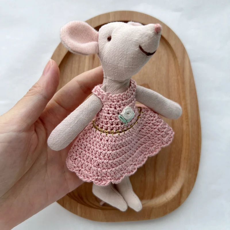 Handgemachte Leinenmaus Puppe mit gehäkeltem Minikleid